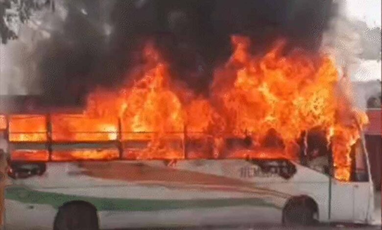 बारातियों-से-भरी-बस-में-अचानक-आग,-शॉर्ट-सर्किट-की-आशंका-से-मचा-हड़कंप