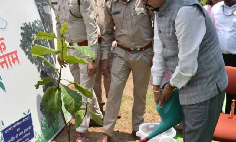 राज्यपाल-रमेन-डेका-ने-ली-ब्लॉक-स्तरीय-प्रशासनिक-अधिकारियों-की-समीक्षा-बैठक