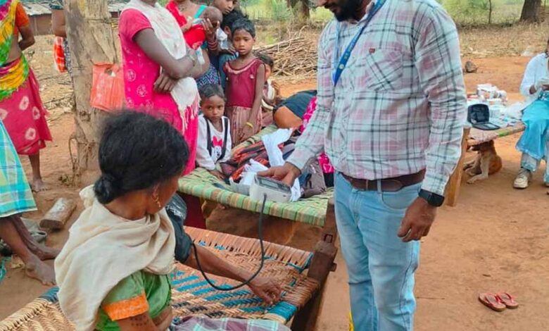 11-किमी-की-दूरी-नहीं-बनी-बाधा,-स्वास्थ्य-टीम-पहुंची-लोहागांव-के-हर-दरवाजे-तक