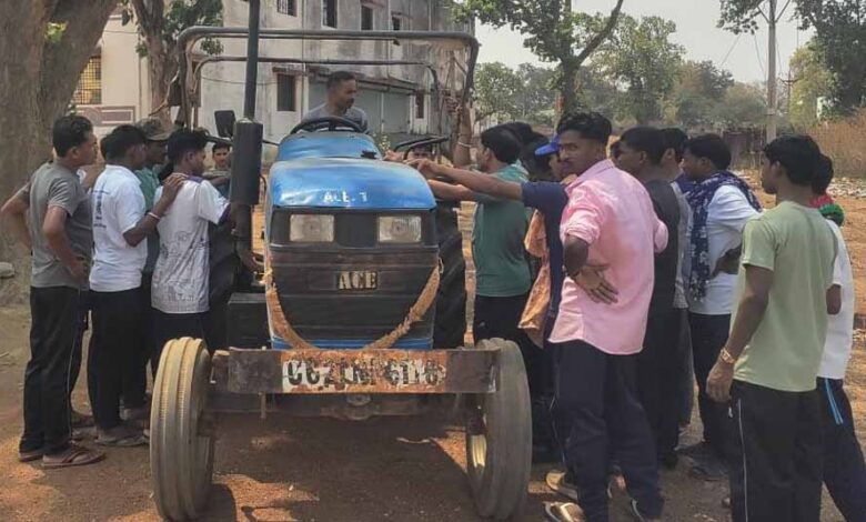 बंदूक-छोड़-थामा-ट्रैक्टर-का-स्टीयरिंग:-नारायणपुर-में-आत्मसमर्पित-नक्सलियों-की-नई-पारी