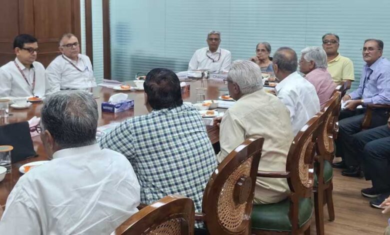 8वें-वेतन-आयोग-पर-बड़ा-अपडेट,-सैलरी-और-फिटमेंट-फैक्टर-पर-होगा-अहम-फैसला