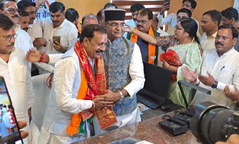 महेंद्र-सिंह-यादव-ने-अपेक्स-बैंक-में-पदभार-ग्रहण-करते-हुए-किया-ऐतिहासिक-स्वागत