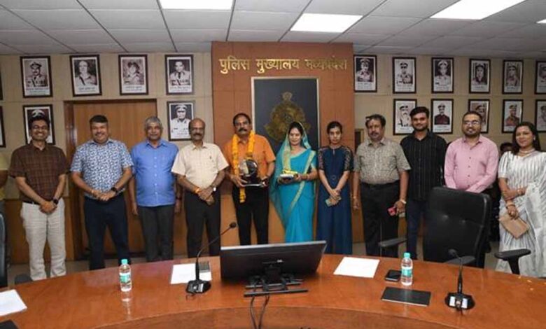 पुलिस-मुख्यालय-परिवार-द्वारा-11-सेवानिवृत्त-कर्मचारियों-को-दी-गई-भावभीनी-विदाई