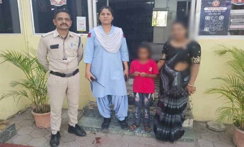 इंदौर-के-डायल-112-हीरोज-सतर्कता-और-संवेदनशीलता-से-भटकी-बालिका-को-सुरक्षित-घर-पहुँचाया