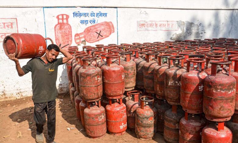 mp-में-कमर्शियल-गैस-सिलेंडर-₹993-महंगा,-भोपाल-में-3074,-इंदौर-में-3179-और-ग्वालियर-में-3296-में-मिलेगा