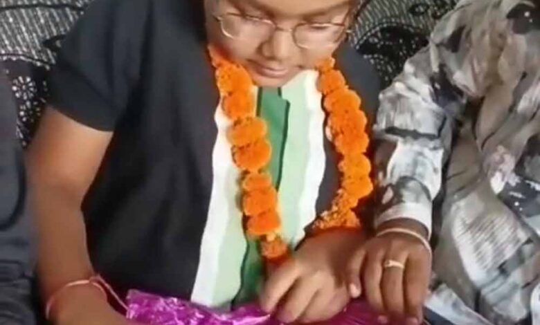 डिप्टी-सीएम-के-सरप्राइज-गिफ्ट-से-खिल-उठी-टॉपर-अंशुल,-10वीं-में-99%-अंक-से-रचा-कमाल