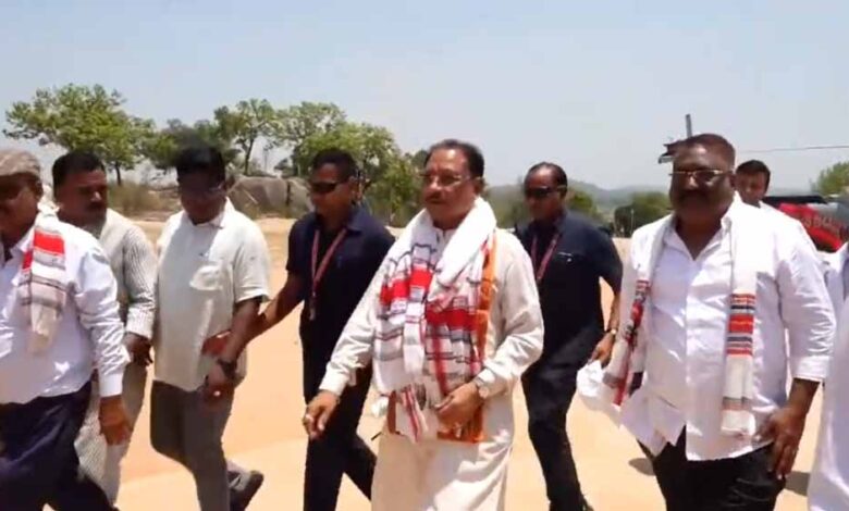 जशपुर-के-चंदागढ़-पहुंचे-cm-साय:-pmay-हितग्राही-के-घर-में-ईंट-रखकर-बढ़ाया-हौसला