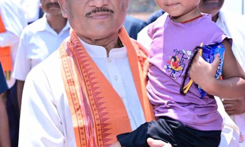 cm-साय-का-स्नेहिल-अंदाज:-नन्हीं-मानविका-को-गोद-में-उठाकर-पहनाया-चश्मा,-बढ़ाया-हौसला