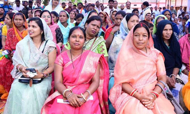सरगुजा-जिले-के-ग्राम-सिलमा-में-अचानक-उतरा-मुख्यमंत्री-साय-का-हेलीकॉप्टर