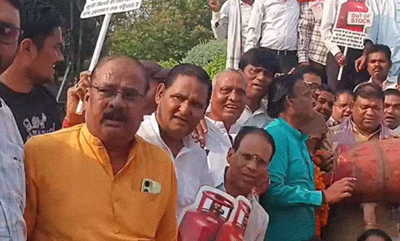 बिना-अनुमति-विरोध-पर-कार्रवाई:-ग्रामीण-कांग्रेस-के-8-नेता-गिरफ्तार