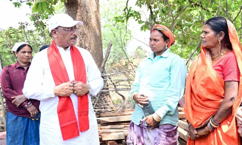 सीएम-साय-ने-निर्माणाधीन-पंचायत-भवन-में-श्रमिकों-के-साथ-बैठकर-खाया-बोरे-बासी-और-आमा-चटनी