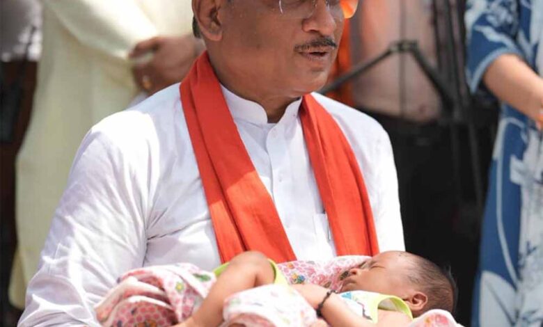 एक-माह-के-शिशु-को-cm-ने-दिया-नाम—‘रविशंकर’,-खुशियों-से-झूम-उठा-गांव