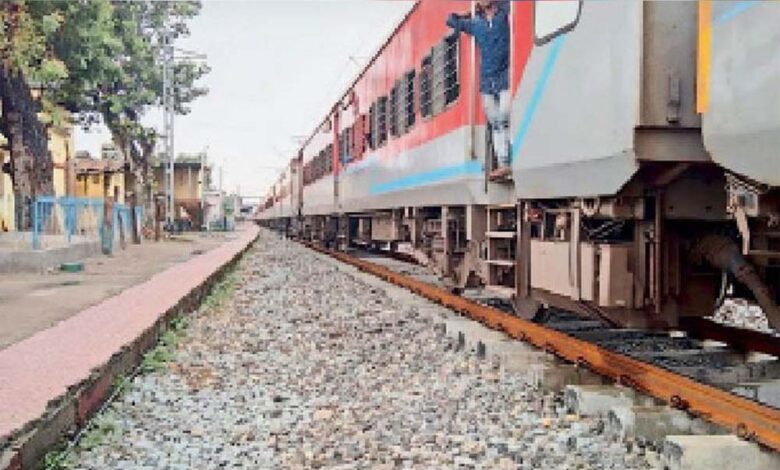 करोड़ों-की-परियोजना-में-बड़ी-लापरवाही:-ट्रेन–प्लेटफॉर्म-गैप-बढ़कर-बना-जानलेवा-खतरा