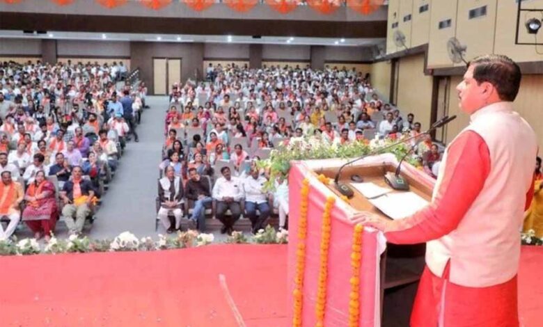 स्वास्थ्य-बीमा-योजना-में-बड़ा-बदलाव:-दो-संतान-की-शर्त-हटाने-का-प्रस्ताव-कैबिनेट-में-पेश-होगा
