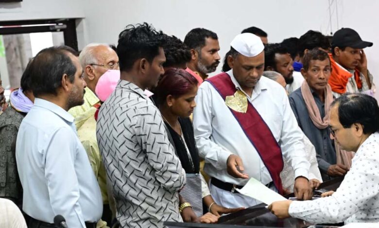 जनदर्शन-में-103-आवेदनों-पर-हुई-सुनवाई,-कलेक्टर-ने-शिकायतों-के-त्वरित-निराकरण-के-दिए-निर्देश