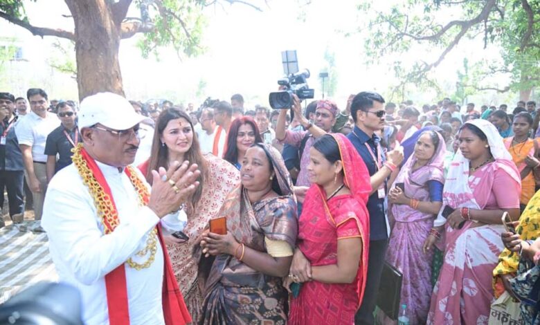 एक-चौपाल-ऐसा-भी-जहाँ-खुशियों-और-तालियों-की-रही-गूंज