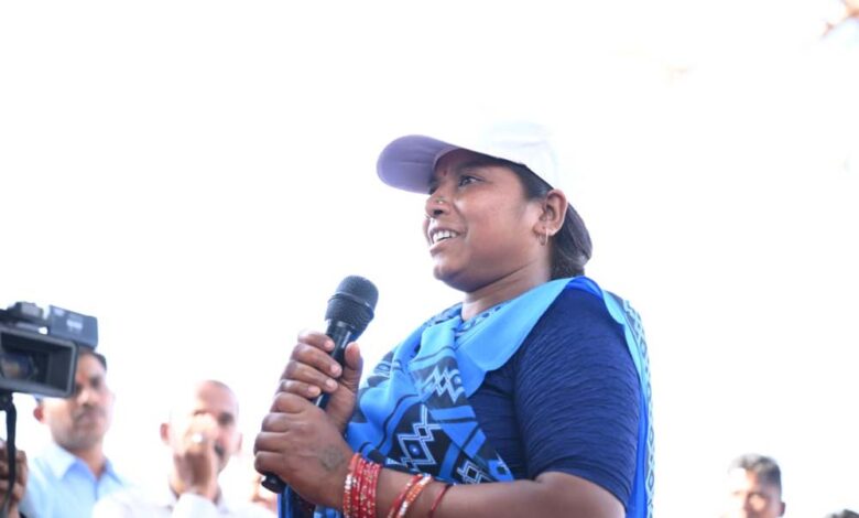 सरोधी-की-चौपाल-में-उभरी-बदलाव-की-प्रेरक-कहानी,-स्वच्छता-दीदी-मनीषा-मरकाम-की-आर्थिक-स्थिति-हुई-सशक्त