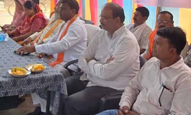 किसानों-के-बीच-सांसद-की-फटकार-से-भड़के-निरीक्षक,-माइक-छोड़कर-बीच-कार्यक्रम-से-निकले-बाहर