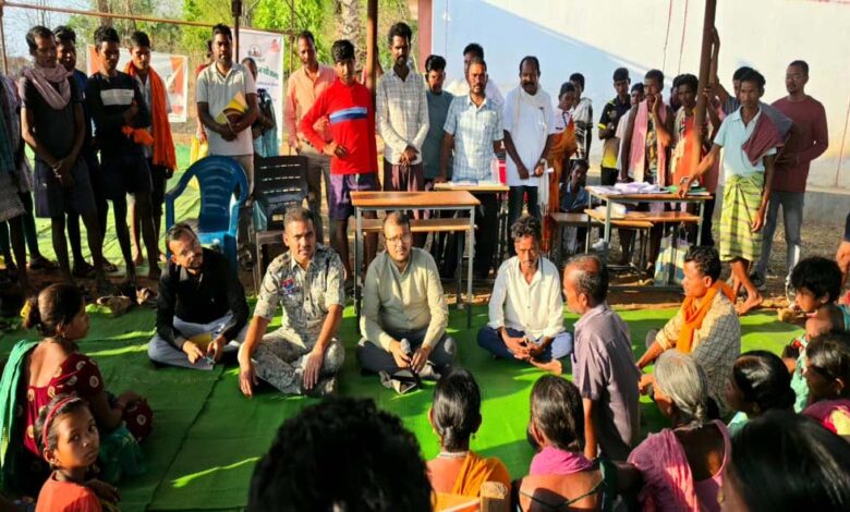 सुशासन-की-मोटरसाइकिल-से-दुर्गम-पहाड़ों-तक-पहुँचे-कलेक्टर-एसपी
