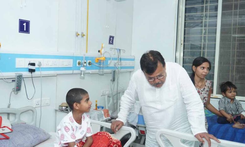 ऊर्जा-मंत्री-तोमर-ने-रात-में-किया-सिविल-अस्पताल-हजीरा,-बिरला-नगर-सहित-विद्युत-केन्द्रों-का-औचक-निरीक्षण