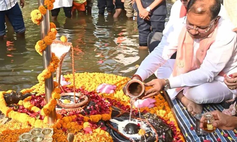 लेश्वर-महादेव-धाम-में-मुख्यमंत्री-विष्णुदेव-साय-ने-किया-जलाभिषेक:-प्रदेश-की-सुख-समृद्धि-की-कामना-की