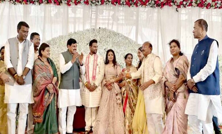 मुख्यमंत्री-डॉ.-यादव-राज्य-मंत्री-जायसवाल-के-पुत्र-के-विवाह-समारोह-में-हुए-शामिल