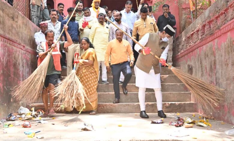 मंत्री-विश्वास-सारंग-ने-द्वारका-नगर-में-बावड़ी-की-सफाई-हेतु-किया-श्रमदान