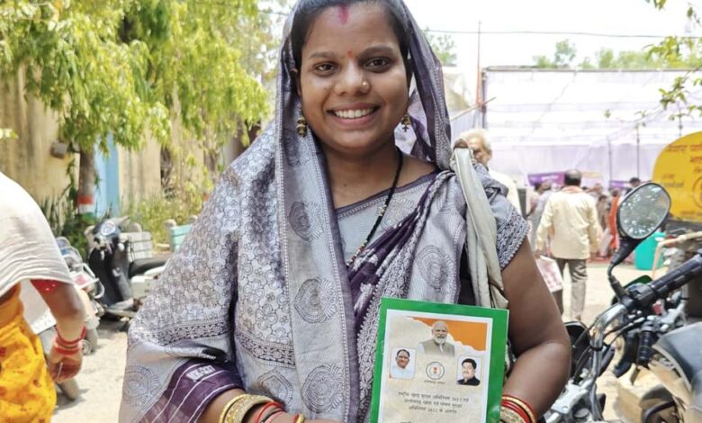 सफलता-की-कहानी-सुनीता-जायसवाल-को-मौके-पर-मिला-राशन-कार्ड,-चेहरे-पर-लौटी-मुस्कान