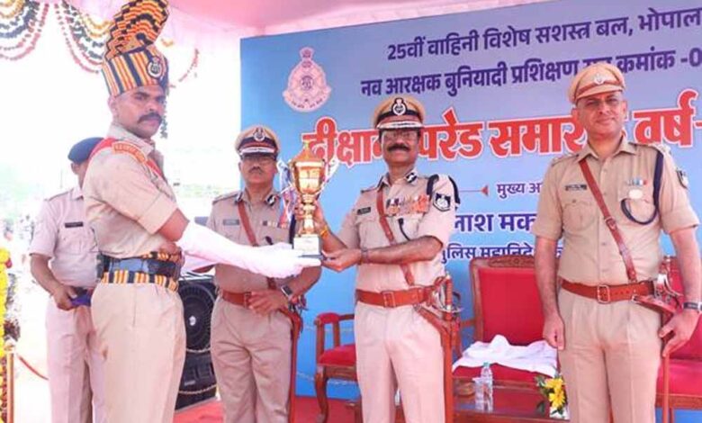 डीजीपी-कैलाश-मकवाणा-के-मुख्य-आतिथ्य-में-विशेष-सशस्‍त्र-बल-के-नव-आरक्षकों-का-दीक्षांत-समारोह-आयोजित