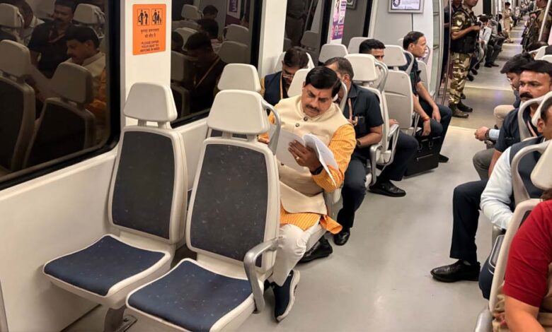 मुख्यमंत्री-डॉ.-यादव-ने-दिल्ली-मेट्रो-में-किया-सफर