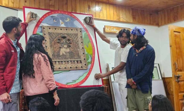 मिट्टी-से-रची-पहचान:-युवा-कलाकार-उत्तम-साहू-ने-osoa-में-बिखेरा-छत्तीसगढ़ी-कला-का-जादू