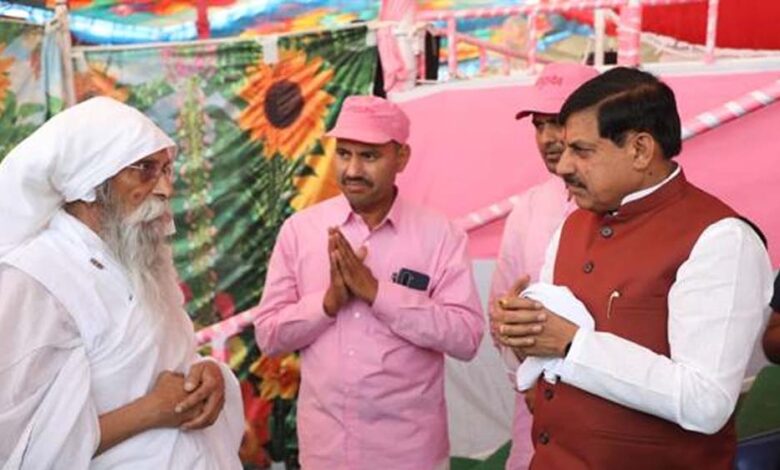 गुरुदेव-के-आशीर्वाद-से-ही-सनातन-और-सत्य-मार्ग-का-अनुसरण-करने-की-प्रेरणा-मिलती-है-:-मुख्यमंत्री-डॉ.-यादव