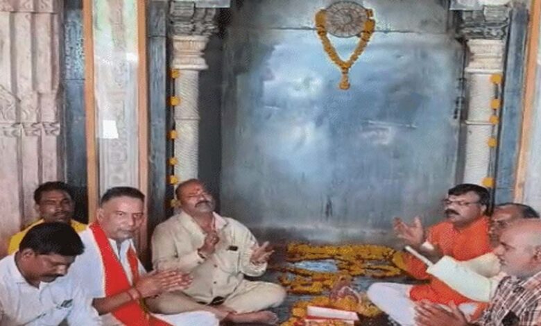 हाईकोर्ट-के-फैसले-के-बाद-भोजशाला-में-गूंजा-हनुमान-चालीसा-पाठ,-श्रद्धालुओं-ने-किए-मां-वाग्देवी-के-दर्शन