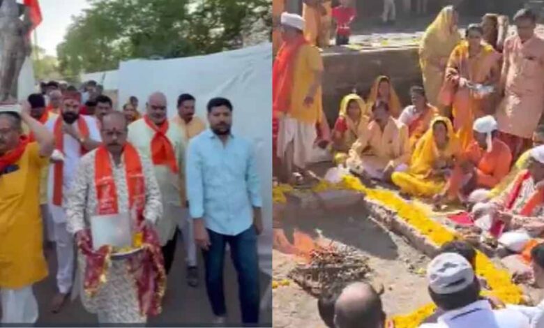 धार-भोजशाला-में-शुरू-हुई-पूजा-अर्चना,-मां-वाग्देवी-की-तस्वीर-लेकर-पहुंचे-श्रद्धालु