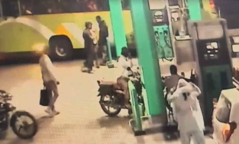खंडवा-के-पेट्रोल-पंप-पर-गुंडागर्दी,-कर्मचारी-से-मारपीट