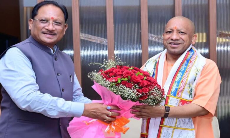 मुख्यमंत्री-ने-उत्तर-प्रदेश-के-मुख्यमंत्री-योगी-आदित्यनाथ-का-किया-आत्मीय-स्वागत