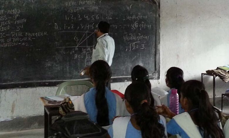 mp-में-स्कूल-टीचर्स-की-भर्ती-पर-बड़ा-फैसला,-ग्वालियर-हाईकोर्ट-ने-अंग्रेजी-अनिवार्यता-पर-सुनाया-अहम-आदेश