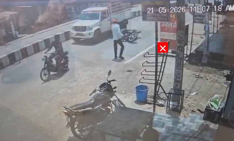 धमतरी-में-दर्दनाक-सड़क-हादसा,-पिकअप-के-नीचे-आने-से-बाइक-सवार-की-मौत,-video-सामने-आया