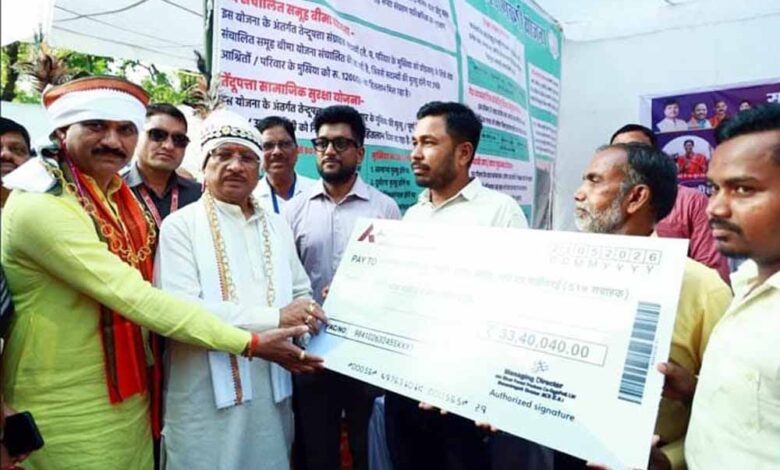 मुख्यमंत्री-ने-किया-वन-विभाग-स्टॉल-का-अवलोकन,-तेंदूपत्ता-संग्राहकों-को-33.40-लाख-रुपये-का-भुगतान-शुरू