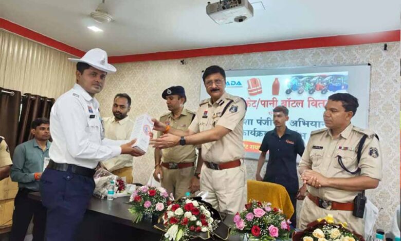 ट्रैफिक-पुलिस-को-मिली-रिफ्लेक्टिव-सेफ्टी-जैकेट,-राडा-ने-दिया-हरियाली-बढ़ाने-का-संदेश