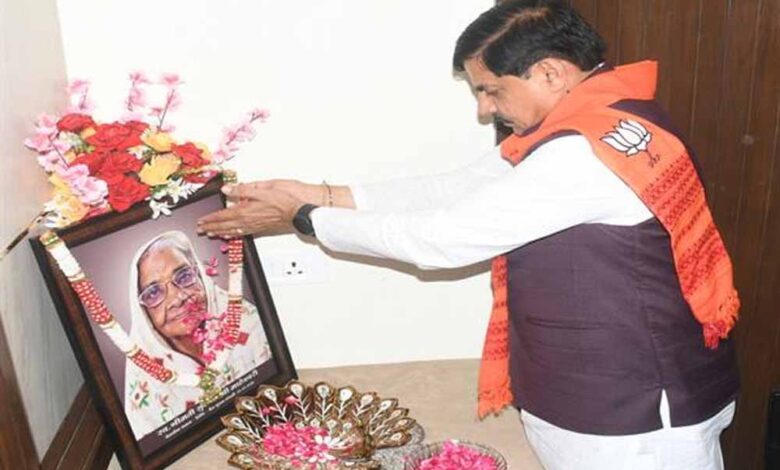 मुख्यमंत्री-डॉ-यादव-ने-स्व.-श्रीमती-सरोज-देवी-माहेश्वरी-को-दी-श्रद्धांजलि