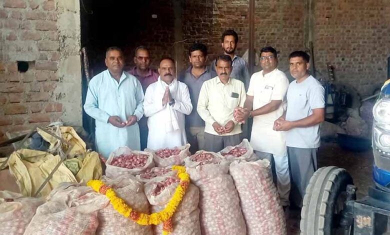 mp-में-किसानों-का-अनोखा-विरोध,-प्याज-की-बोरियों-को-पहनाई-माला,-बोले-खेती-घाटे-का-सौदा