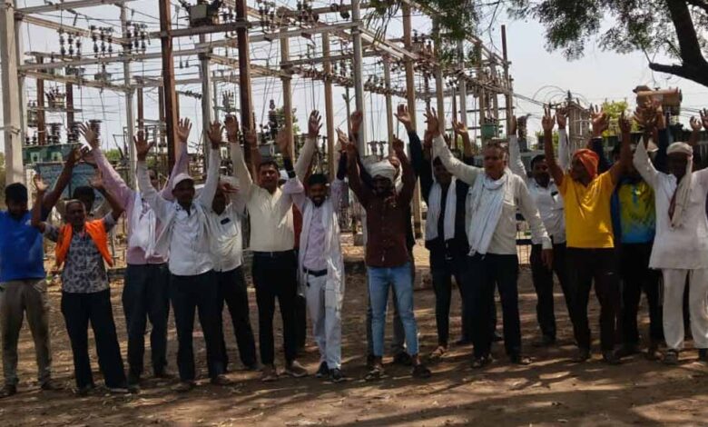 सीहोर-में-15-दिन-की-बिजली-कटौती-पर-फूटा-गुस्सा,-ग्रामीणों-ने-किया-चक्काजाम