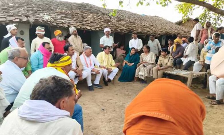 मंत्री-परमार-ने-कुआं-हादसे-में-दिवंगत-श्रमिकों-के-परिजन-से-की-भेंट