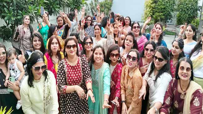मुस्कुराहटों-के-बीच-सजे-सोलह-श्रृंगार,-चौक-बहु-मंडल-ने-बांटी-खुशियां