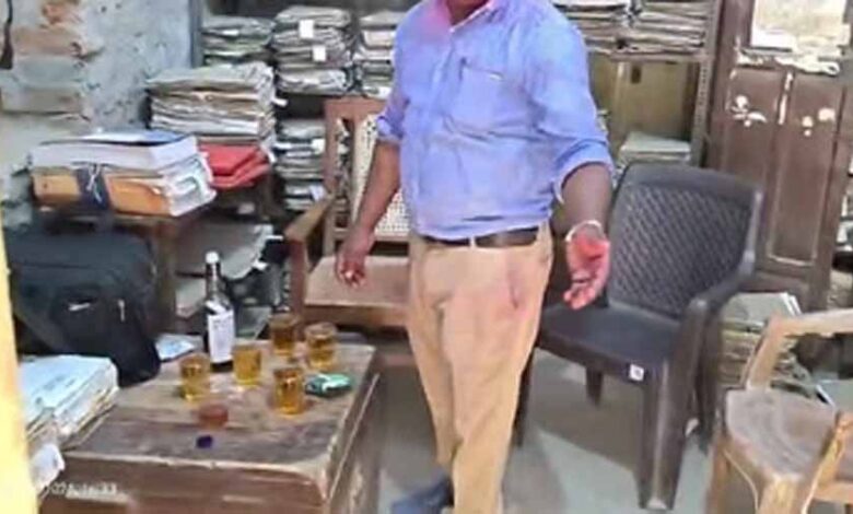 सरकारी-दफ्तर-बना-शराबखाना!-शाम-होते-ही-कर्मचारियों-की-शराब-पार्टी-का-वीडियो-वायरल