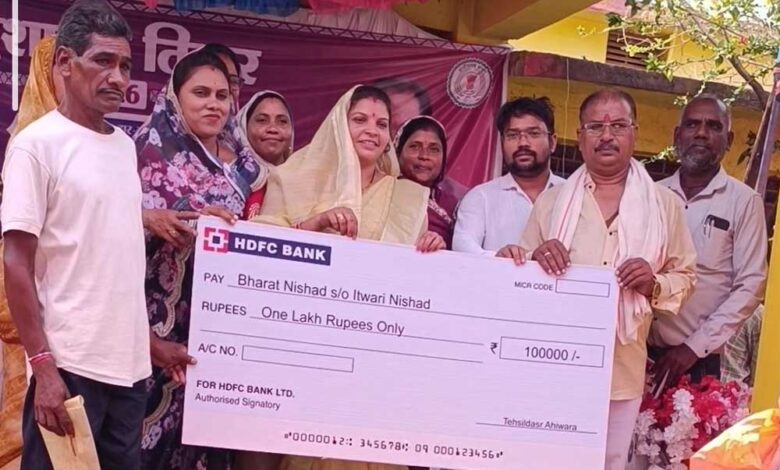 सुशासन-तिहार-बना-आजीविका-संवर्धन-का-आधार,-मत्स्य-पालक-भरत-निषाद-को-मिली-₹1-लाख-की-सहायता