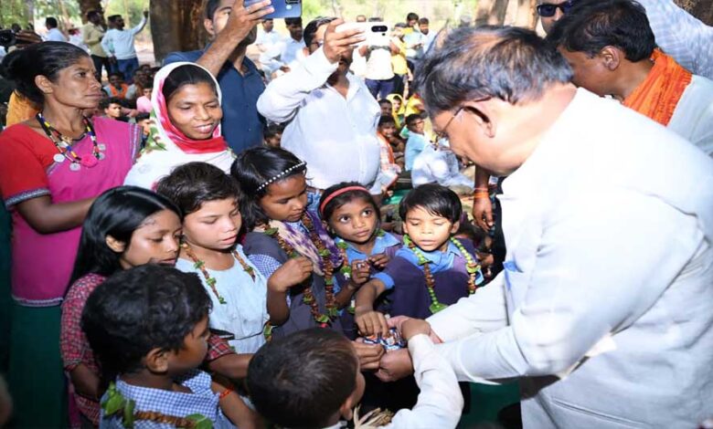 मुख्यमंत्री-विष्णु-देव-साय-ने-अबूझमाड़-के-गारपा-में-बच्चों-और-महिलाओं-से-किया-आत्मीय-संवाद