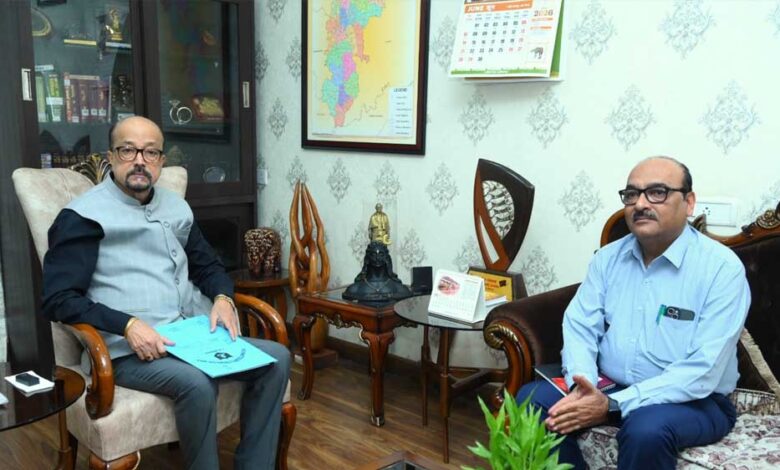 राज्यपाल-रमेन-डेका-से-मुख्य-सचिव-ने-सौजन्य-भेंट-की