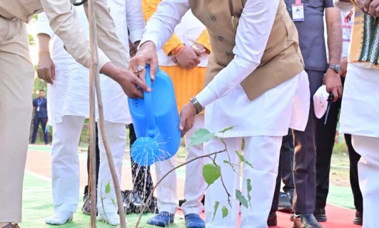 मुख्यमंत्री-विष्णु-देव-साय-ने-‘एक-पेड़-मां-के-नाम’-अभियान-के-तहत-किया-पीपल-का-पौधारोपण